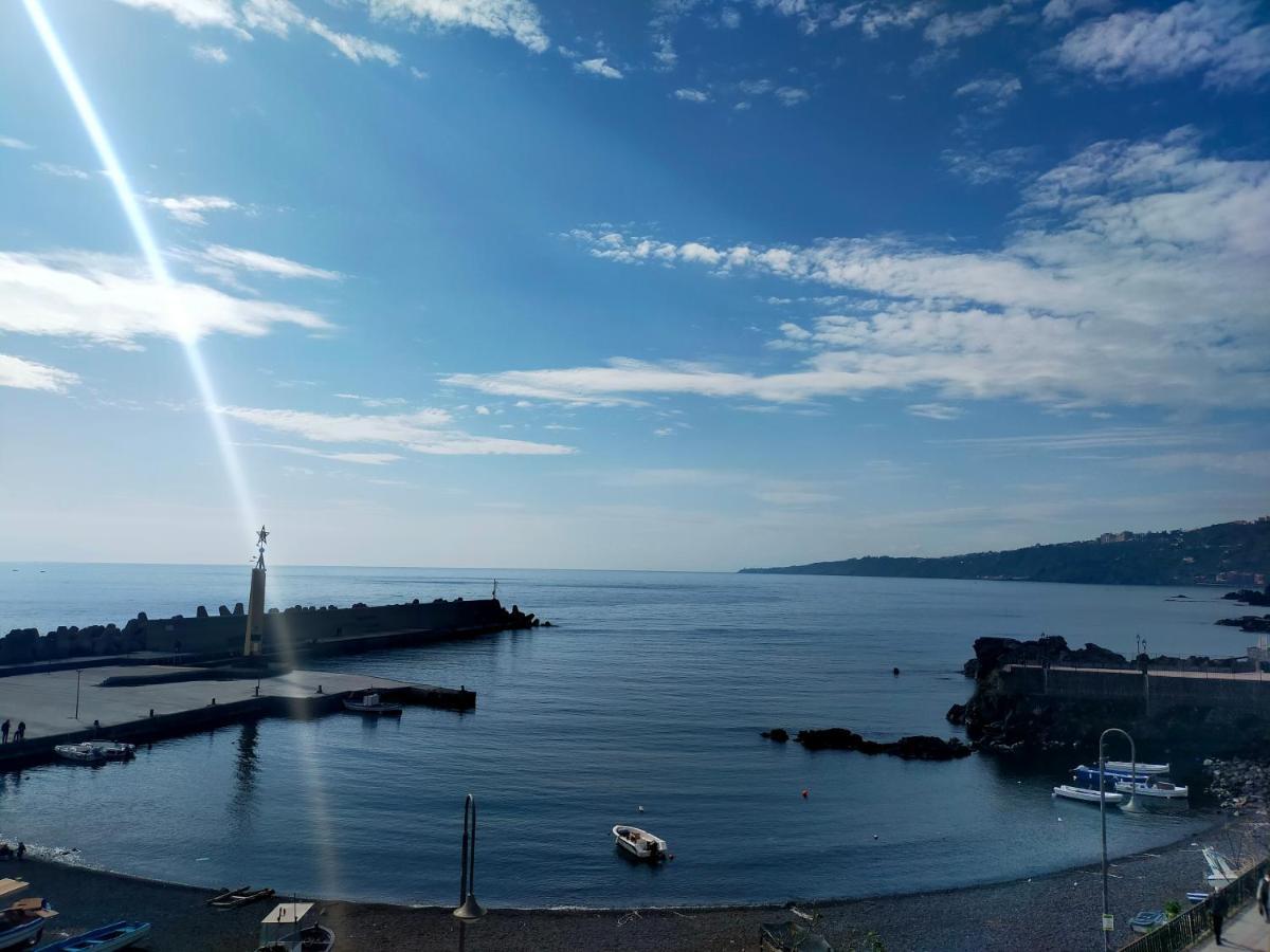 B&B La Spiaggetta Di Stazzo 阿奇雷亚莱 外观 照片