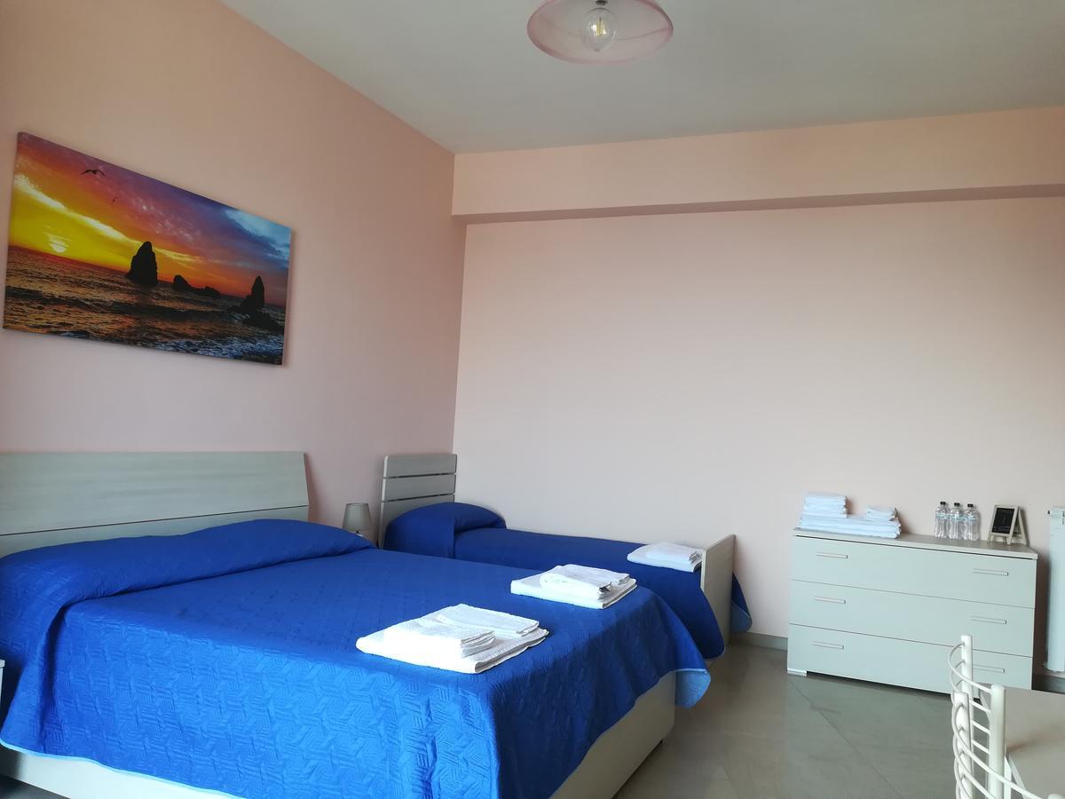 B&B La Spiaggetta Di Stazzo 阿奇雷亚莱 外观 照片