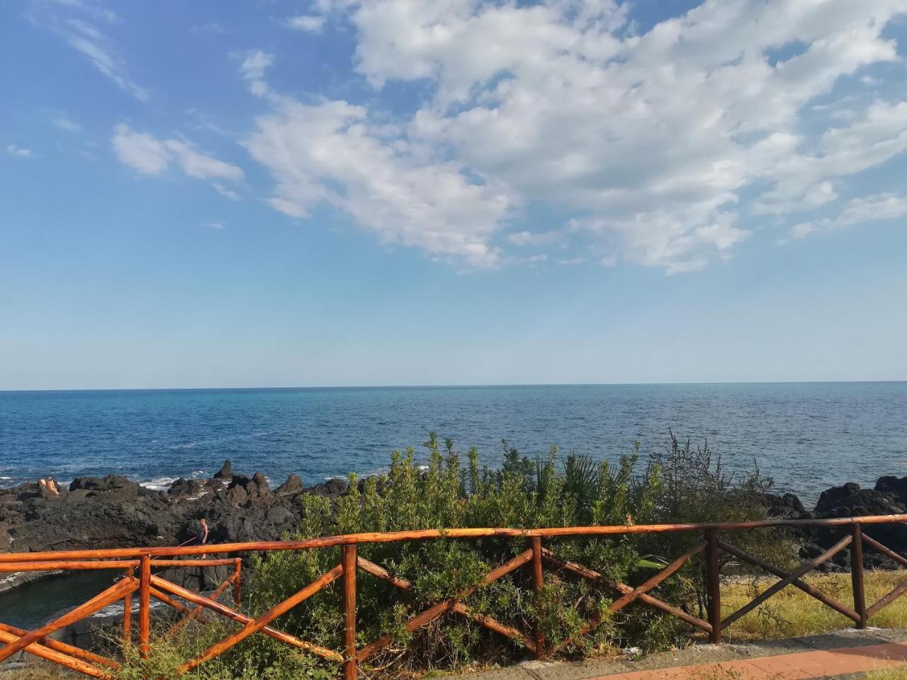 B&B La Spiaggetta Di Stazzo 阿奇雷亚莱 外观 照片