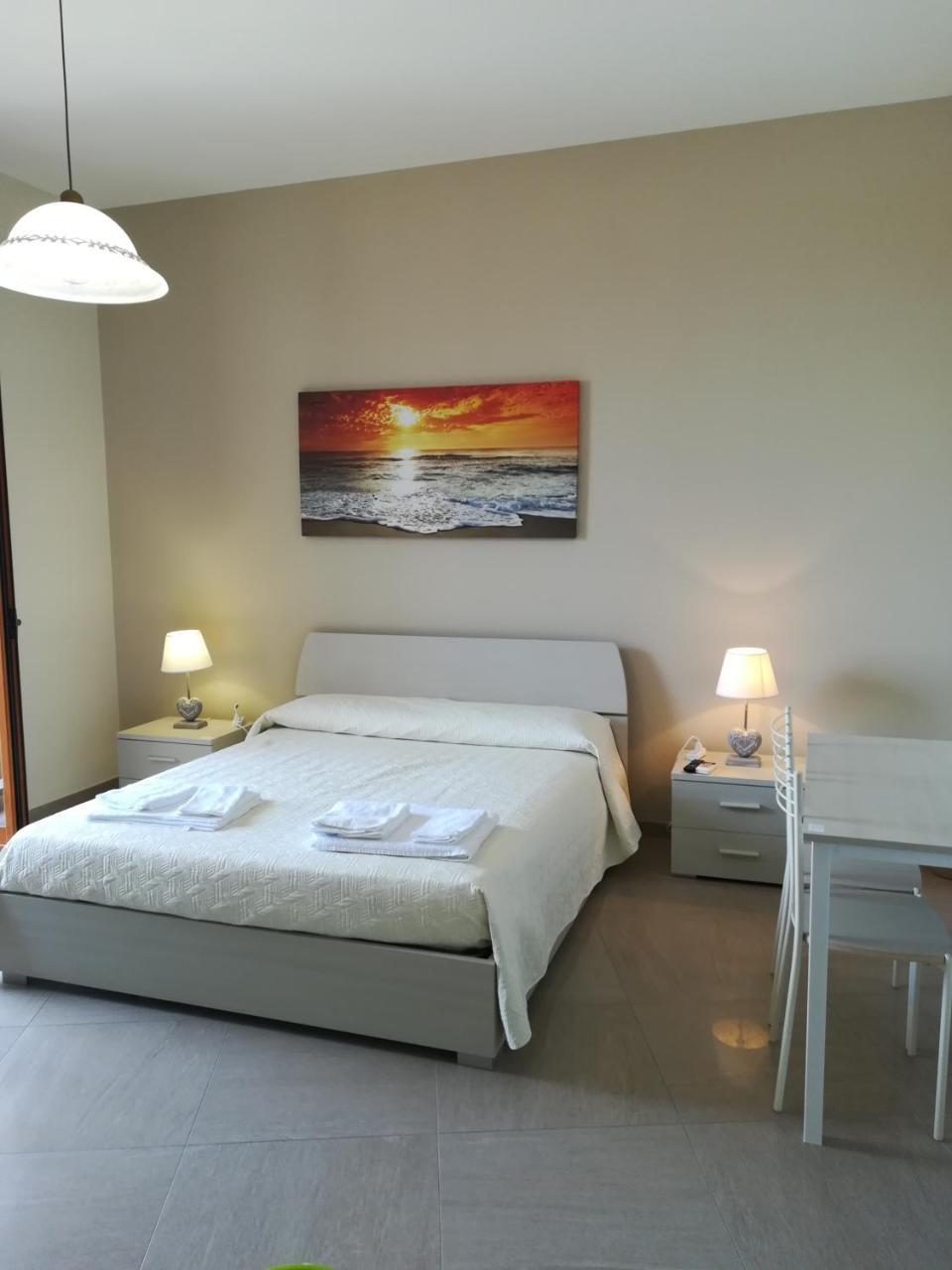 B&B La Spiaggetta Di Stazzo 阿奇雷亚莱 外观 照片