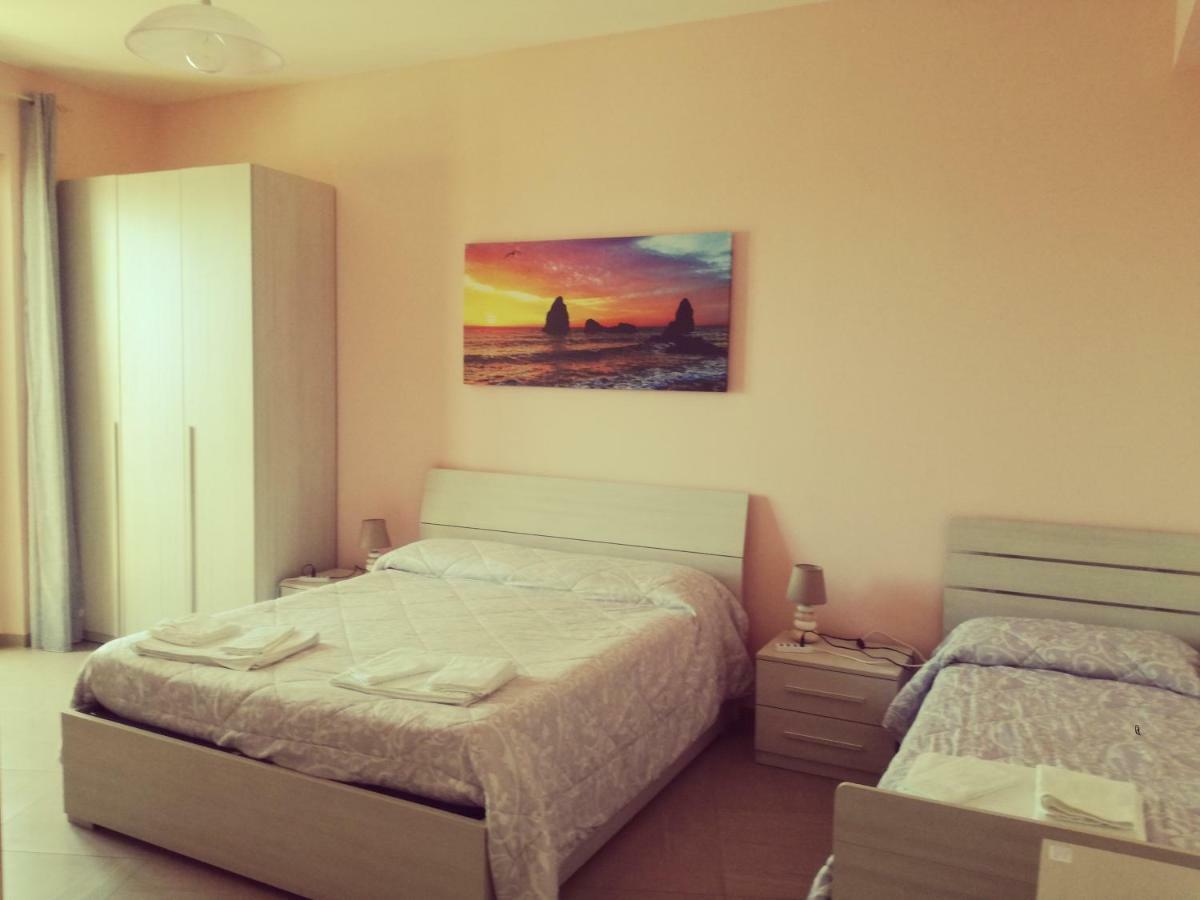 B&B La Spiaggetta Di Stazzo 阿奇雷亚莱 外观 照片